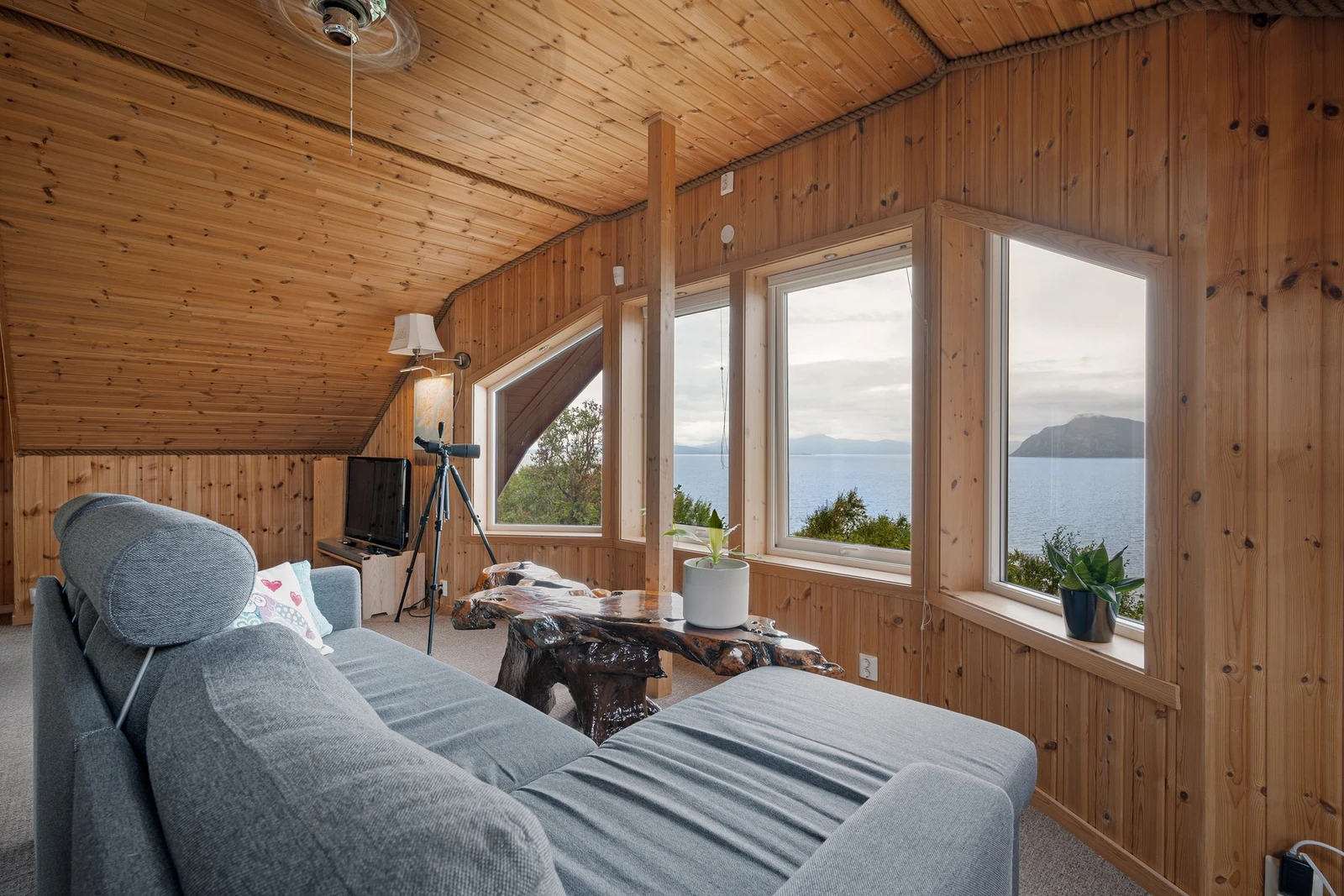 Loftsstuen har panoramautsikt over havet! Galleribilde