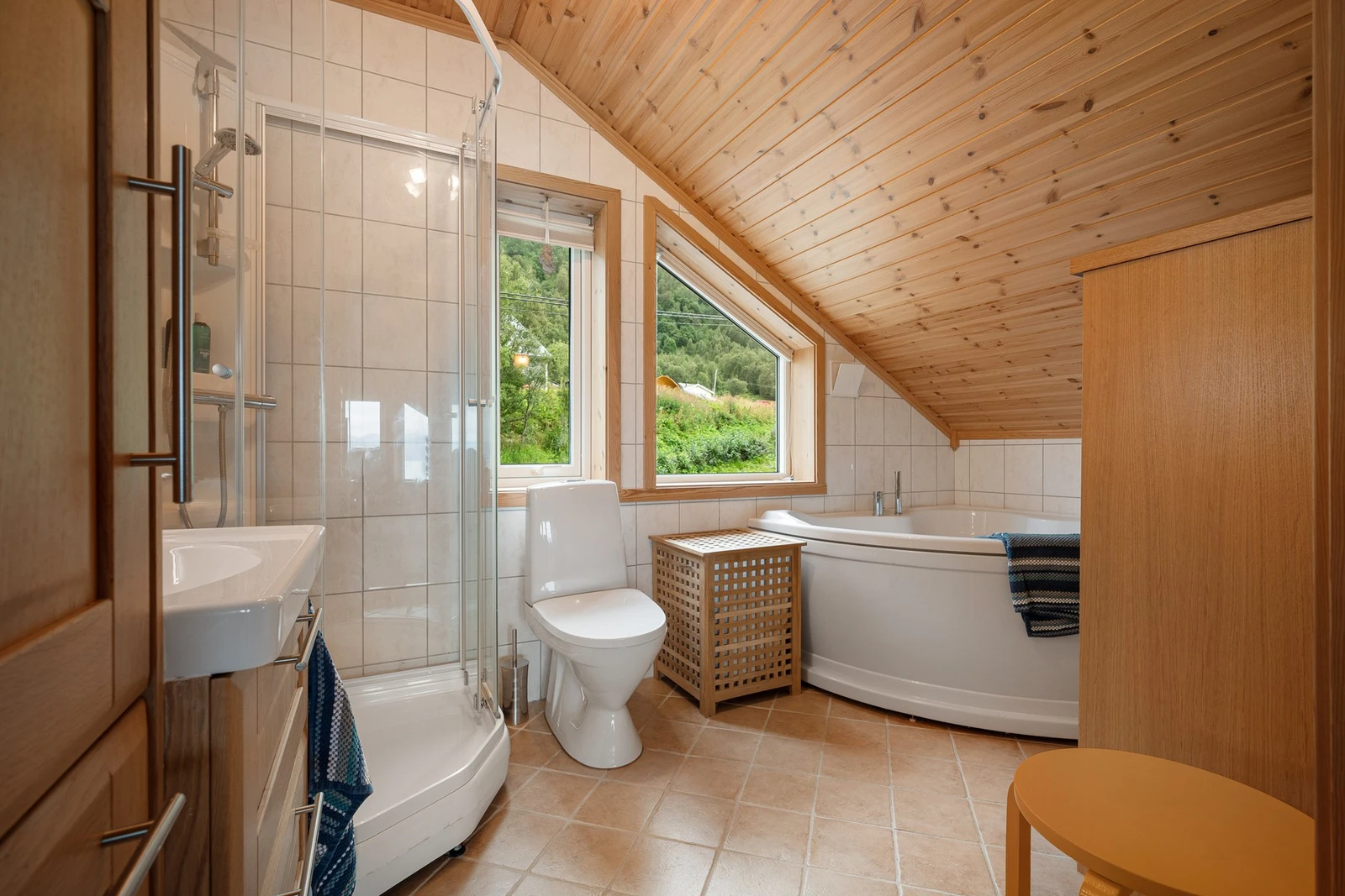 Pent og stort bad renovert i 2011, med flislagte vegger og gulv med varme Galleribilde