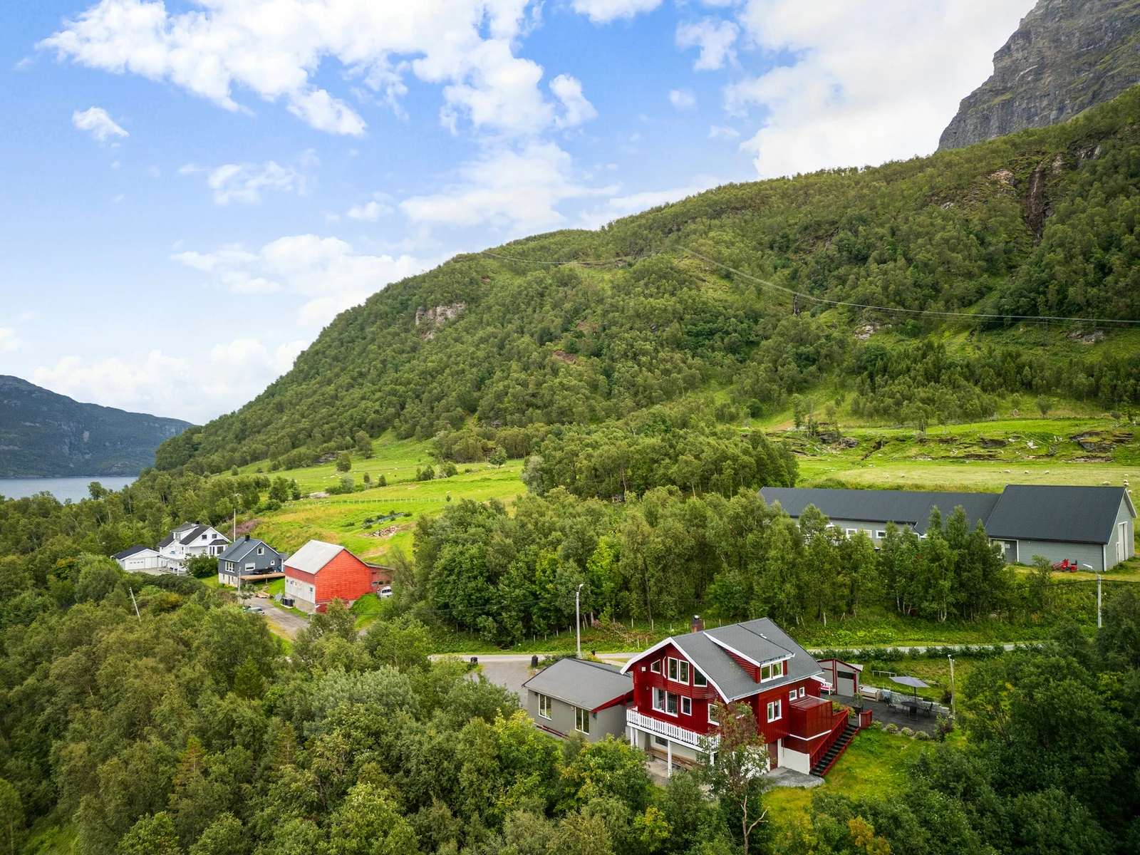 Skjermet og barnevennlig eiendom som ligger fint plassert i terrenget Galleribilde
