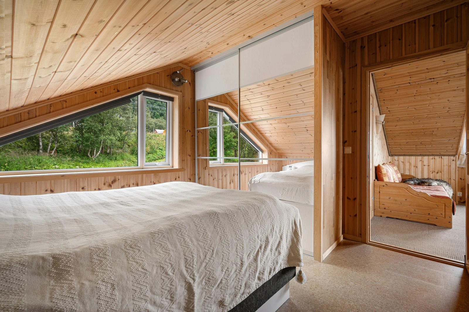 Soverom med skyvedørsgarderobe Galleribilde