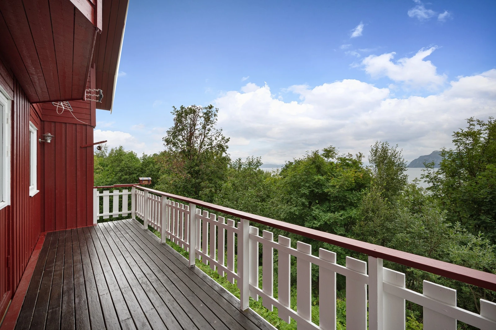 Solrik veranda i 1. etasje med adkomst fra stuen som er vendt mot havet og utsikten Galleribilde