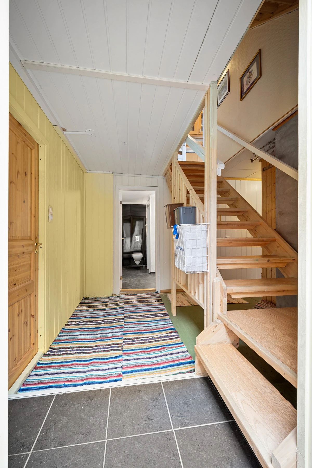 Gang i kjeller med videre adkomst til bod til venstre og bad rett frem. Badet har inngang til bakbod til venstre og grovkjøkken til høyre ved klossett Galleribilde