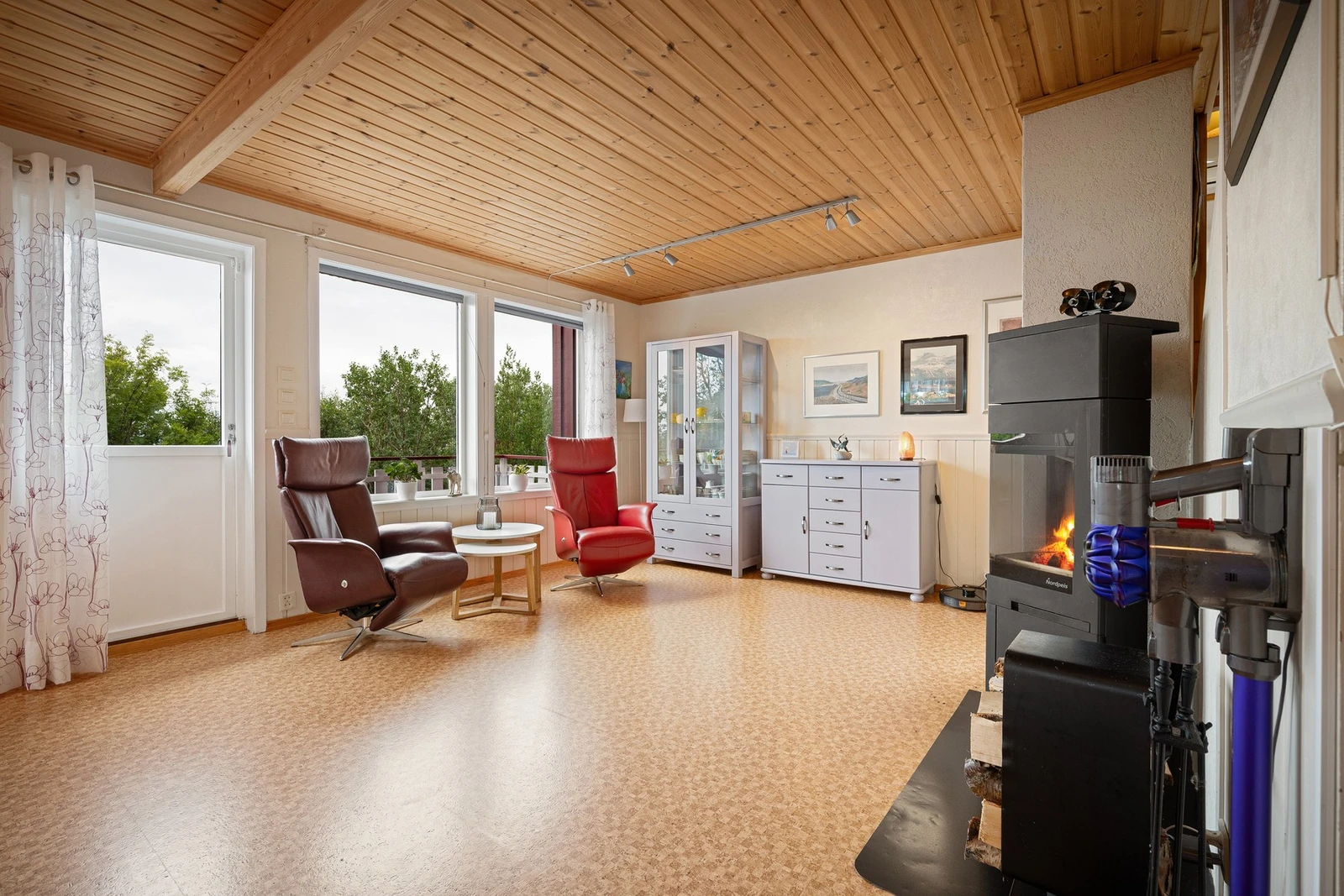 Godt lysinslipp gjennom vindusflater og lyse overflater lys og behagelig atmosfære i rommet Galleribilde