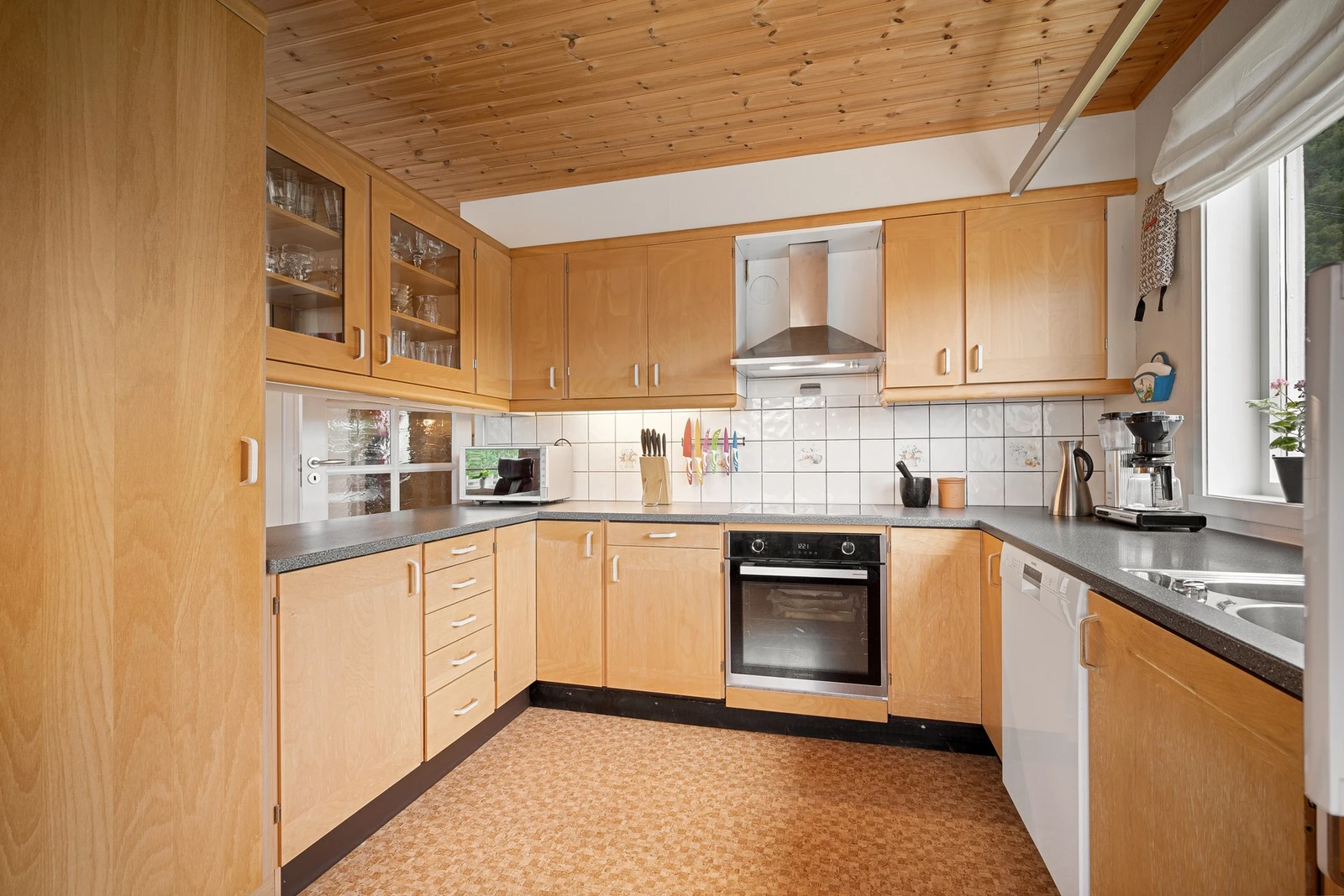 Oppgradert kjøkkeninnredning i 2016 - ny benkeplate av laminat og nedfelt vaskebeslag, og skiftet stekeovn og koketopp som er integrert Galleribilde