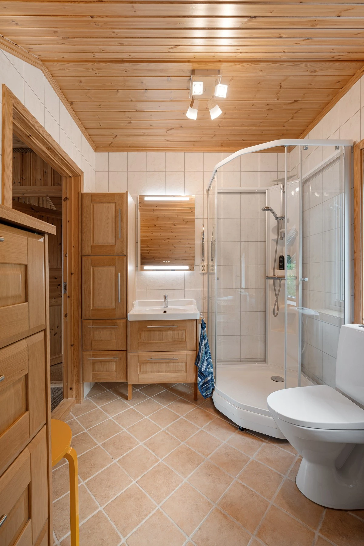 Klassisk baderomsinnredning med
heldekkende servant, gulvmontert toalett og dusjkabinett Galleribilde