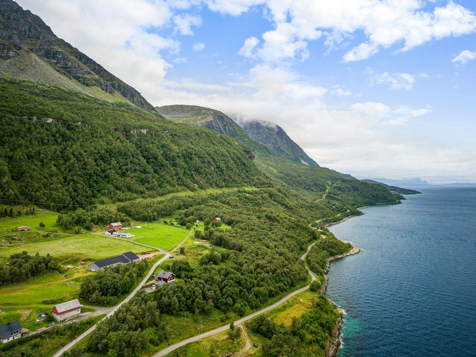 Her har du mulighet til å skaffe deg et hyggelig hjem som ligger landlig og fint til med sjø og natur som din nærmeste nabo! Galleribilde