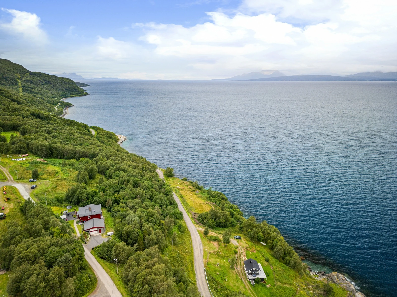Nærområdet er rolig og landlig, og her er det godt med plass til lek og utfoldelse Galleribilde