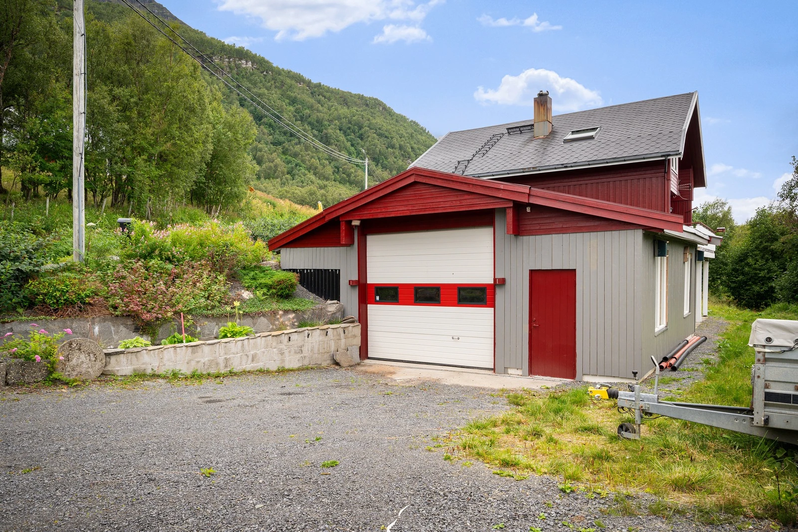 Eiendommen har god plass til parkering, både i garasje og på stor oppkjørsel Galleribilde