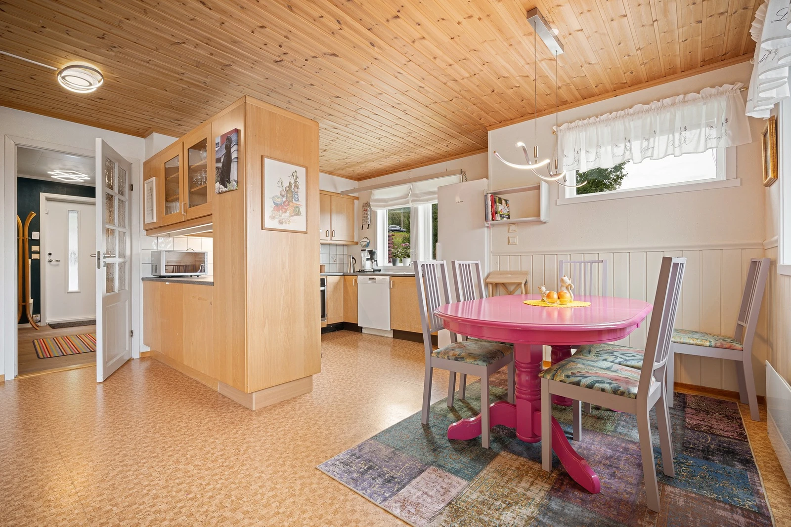 Spisestue i fin tilknytning til kjøkken Galleribilde