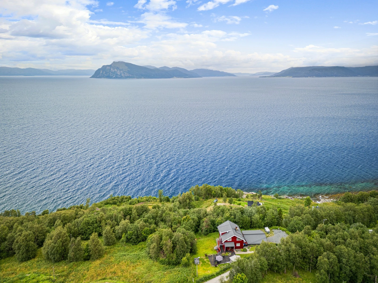 Idyllisk beliggenhet like ved havet! Dyrøya i nord Galleribilde