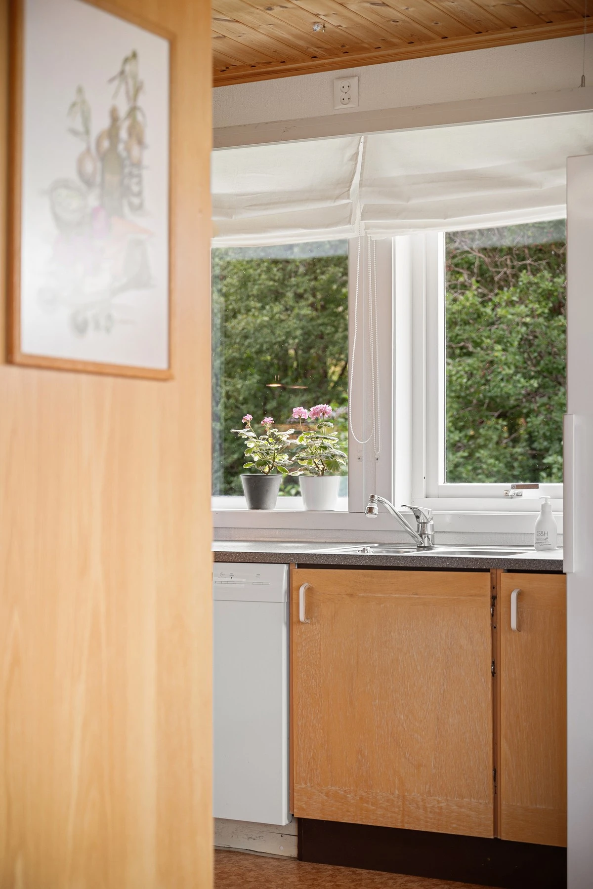 Lyse trefargede fronter på innredningen, kjøkken har også nyere ventilator Galleribilde