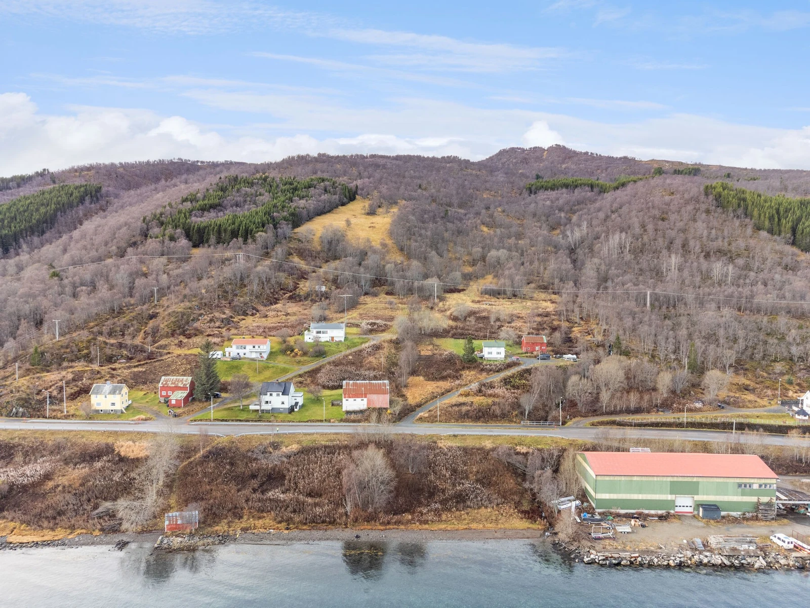 Eiendommen består også av en parsell ved sjøen på nedside av hovedveien Galleribilde
