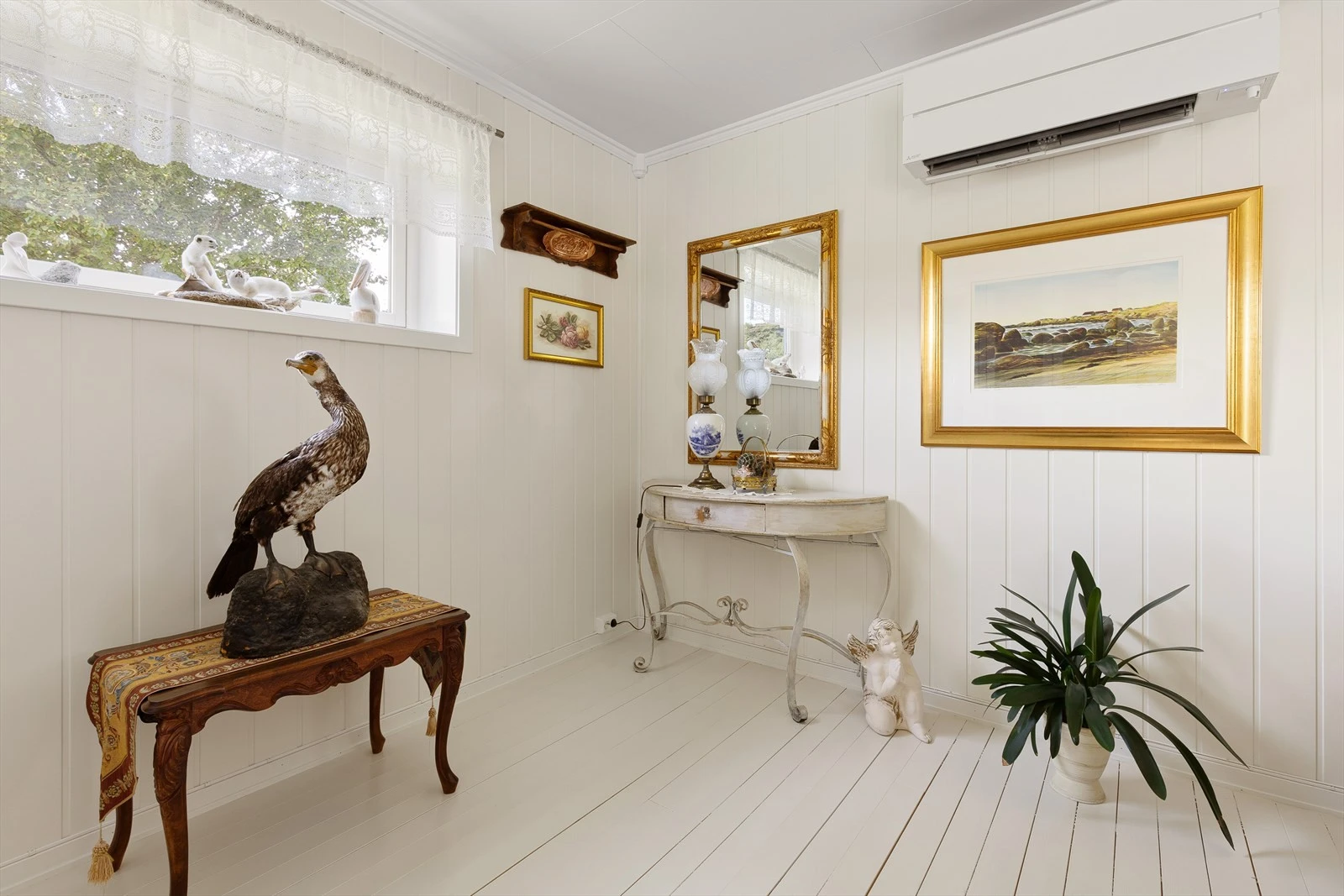 I stuen ble det montert en luft-til-luft varmepumpe i 2022. Galleribilde