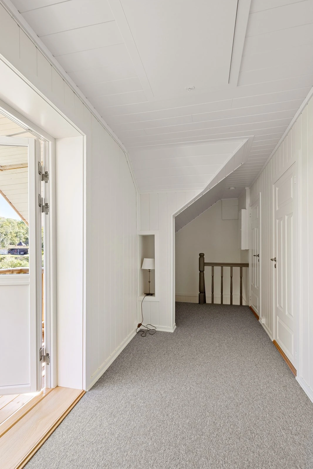 I andre etasje er det en gang med adkomst til alle soverom, utgang til balkong og teppe på gulv. Galleribilde