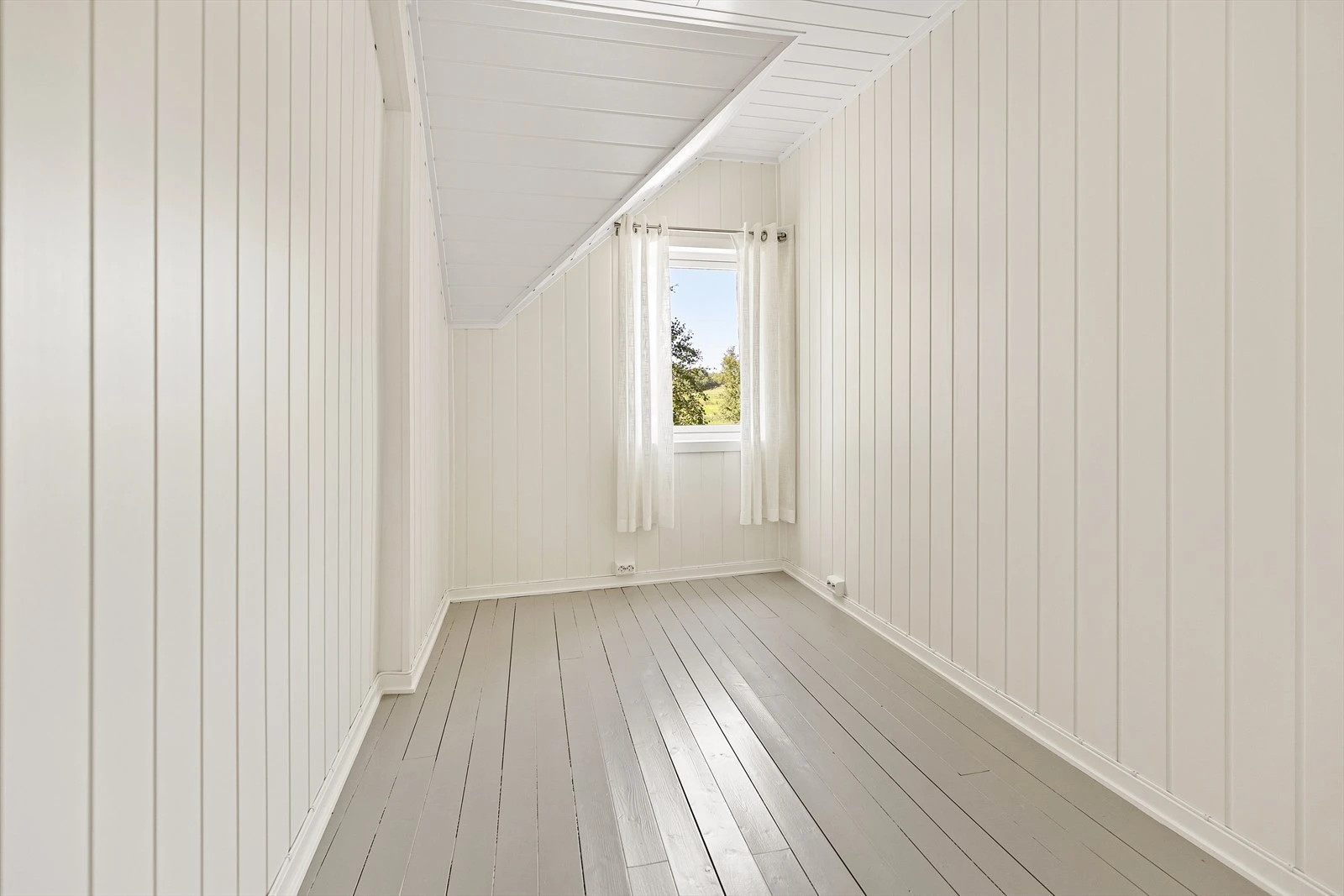 Alle soverommene er holdt i samme stil med malt tregulv og lysmalt veggpanel. Galleribilde