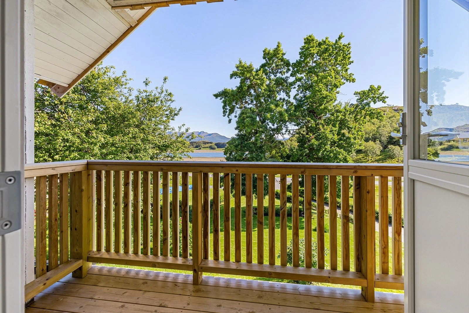 I nyere tid er det etablert en overbygd balkong med spilerekkverk i andre etasje. Galleribilde