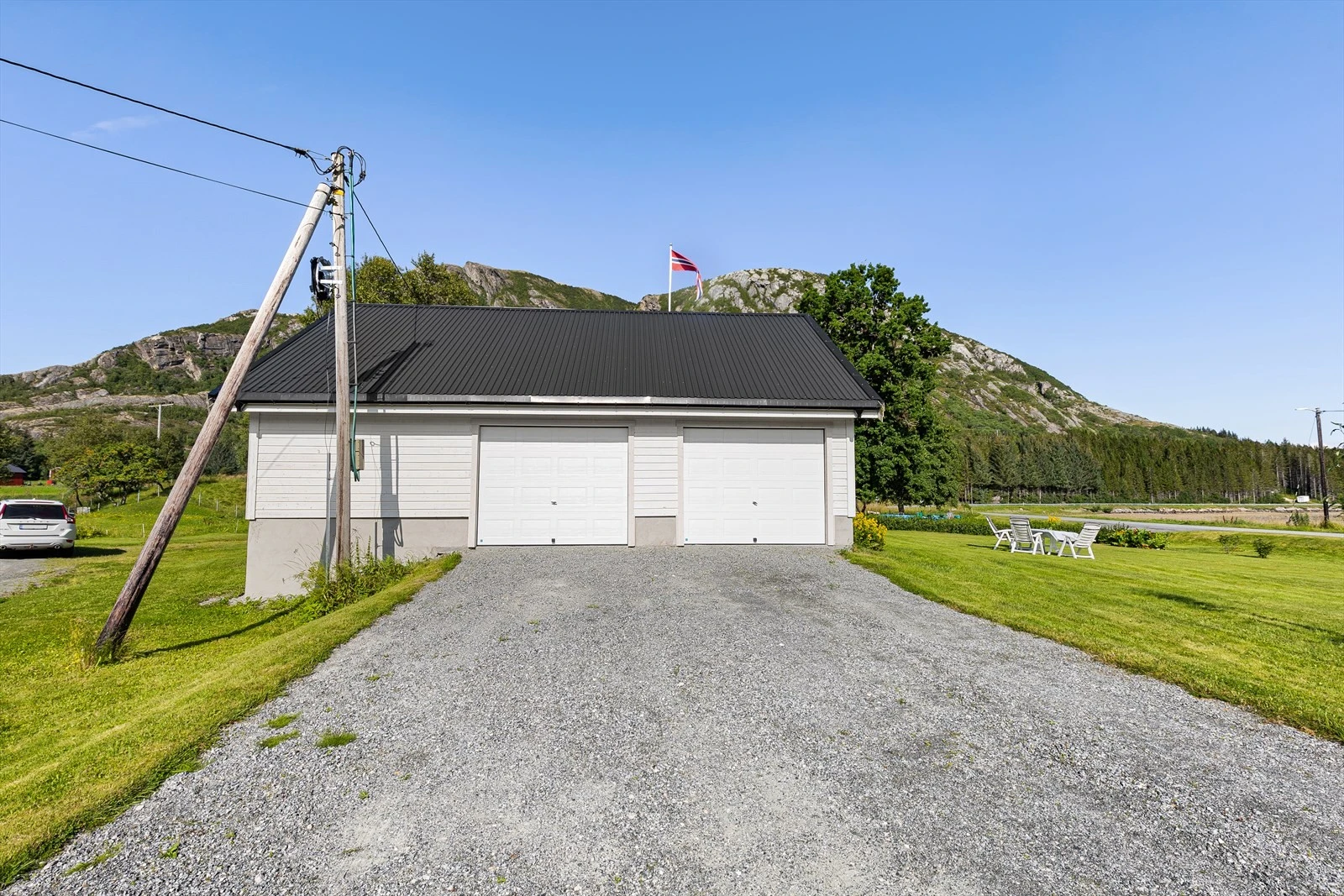 Det er parkering i dobbelgarasje som har to nyere isolerte leddporter i stål. Galleribilde