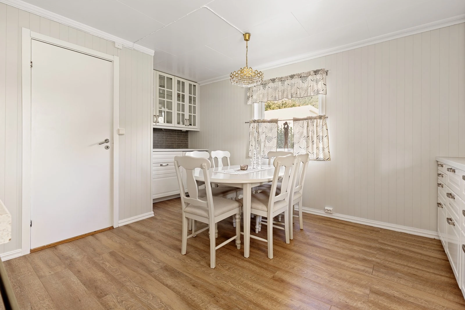 Kjøkkenet ligger i eget rom med god plass til spisebord. Galleribilde