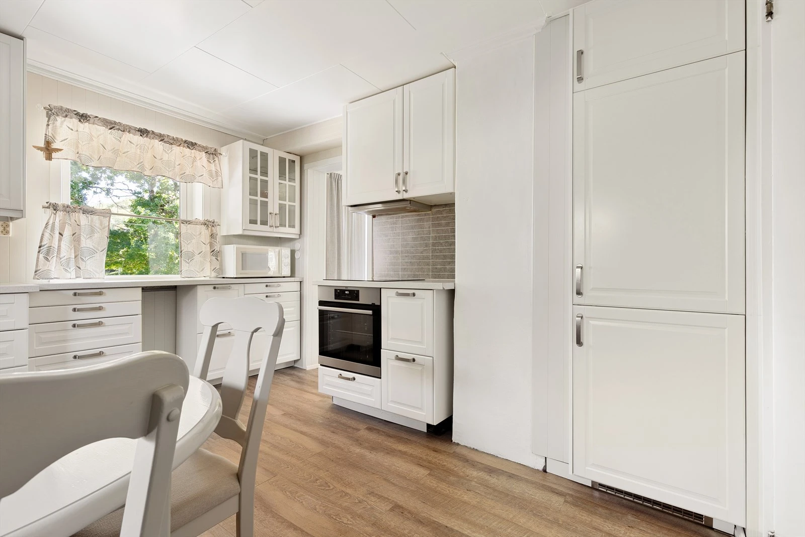 Kjøkkenet har flere integrerte hvitevarer, inkludert platetopp, stekeovn, oppvaskmaskin og kjøleskap. Galleribilde