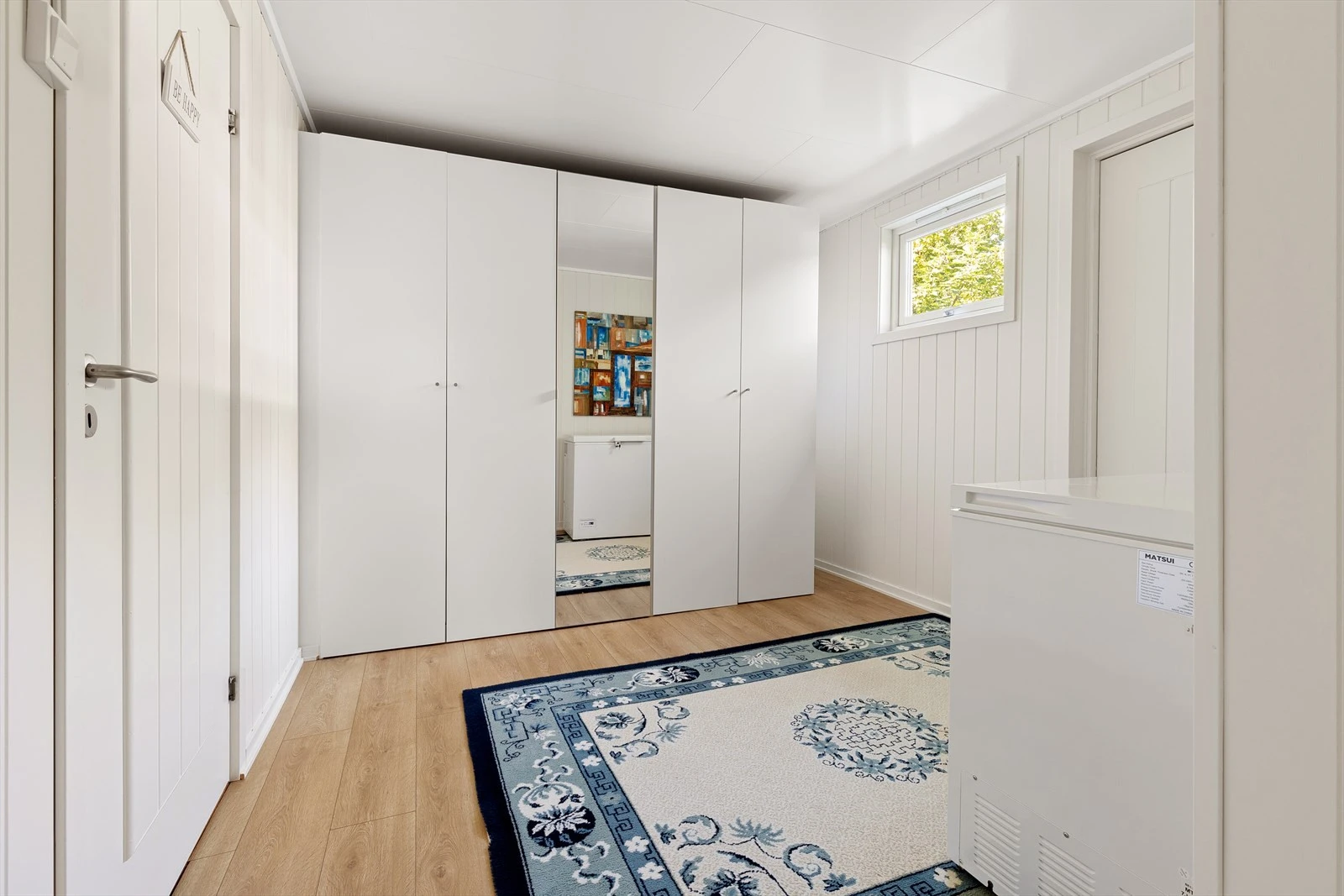 Gang mellom kjøkkenet og badet. Fra gangen er det også en dør som går inn til en liten bod, og en ytterdør/bakdør til huset Galleribilde