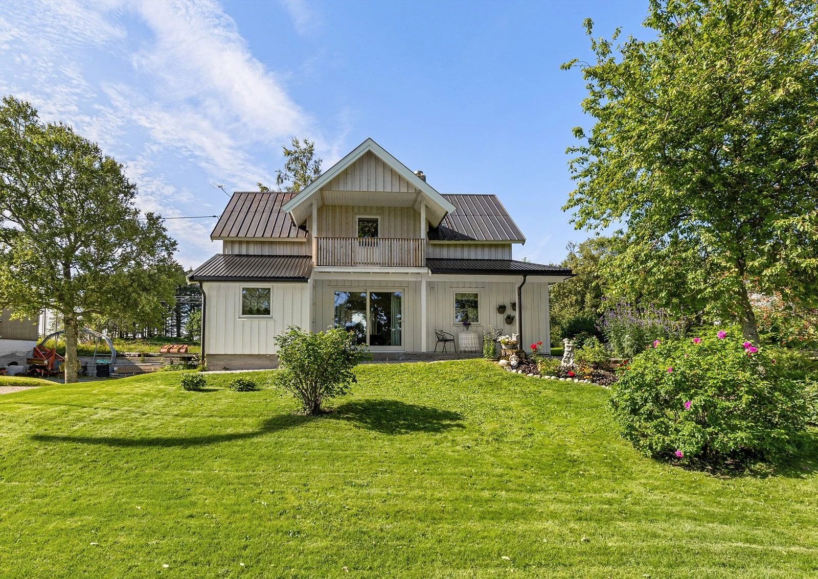Boligen er fra 1910, men er oppgradert i nyere tid med bl.a. nye vinduer, elektrisk anlegg, nytt kjøkken og varmepumpe. Galleribilde