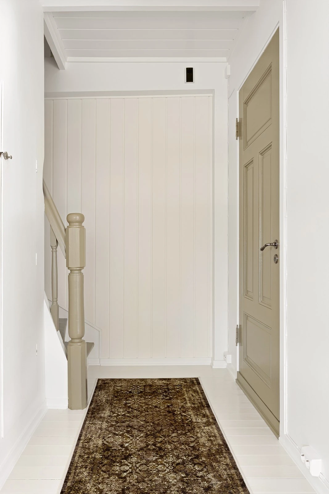 I enden av entreen er det en malt tretrapp til etasjen over. Trappen er nylig ferdig renovert og oppmalt. Galleribilde