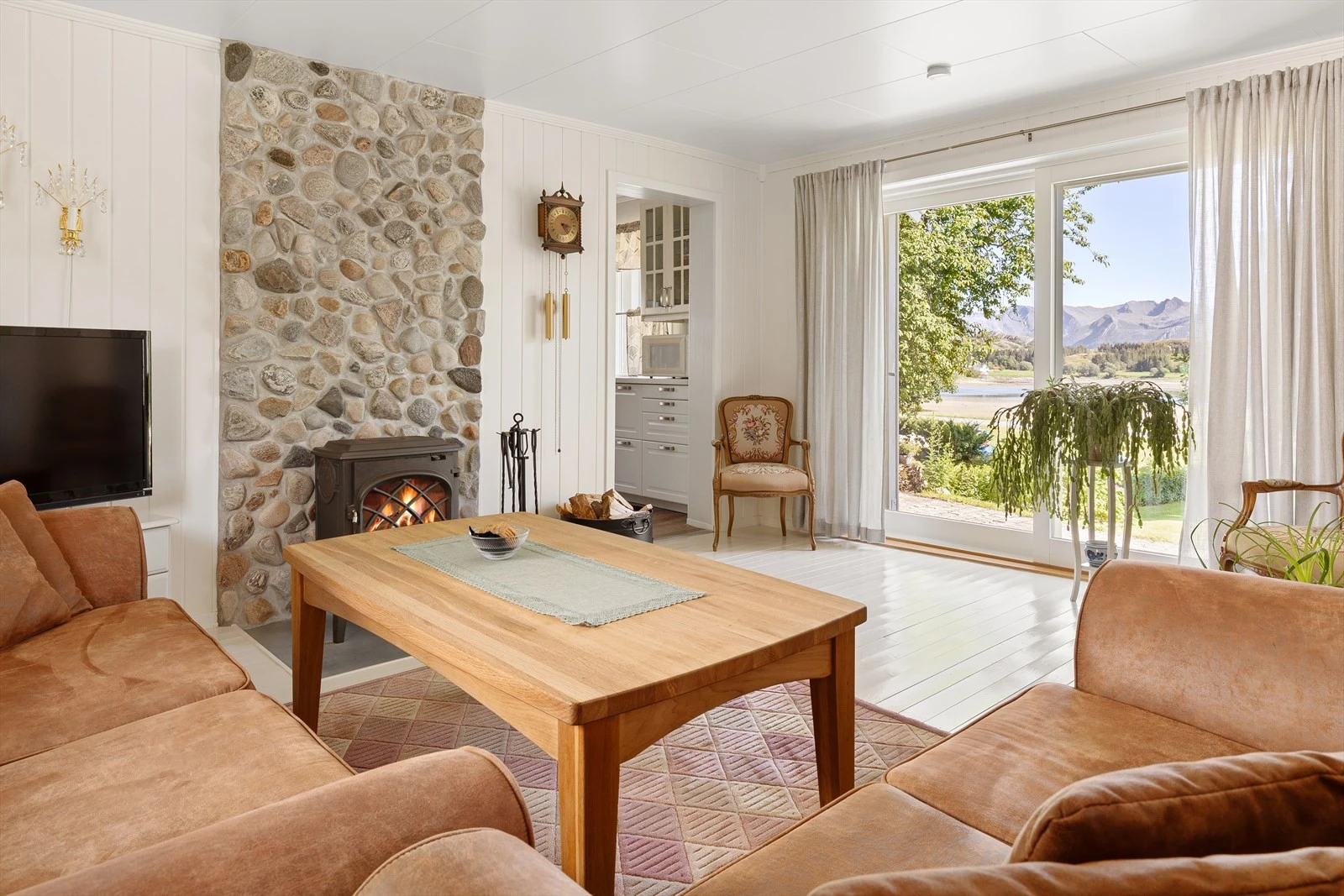 Store glassfelt i skyvedøren ivaretar den flotte utsikten. Galleribilde