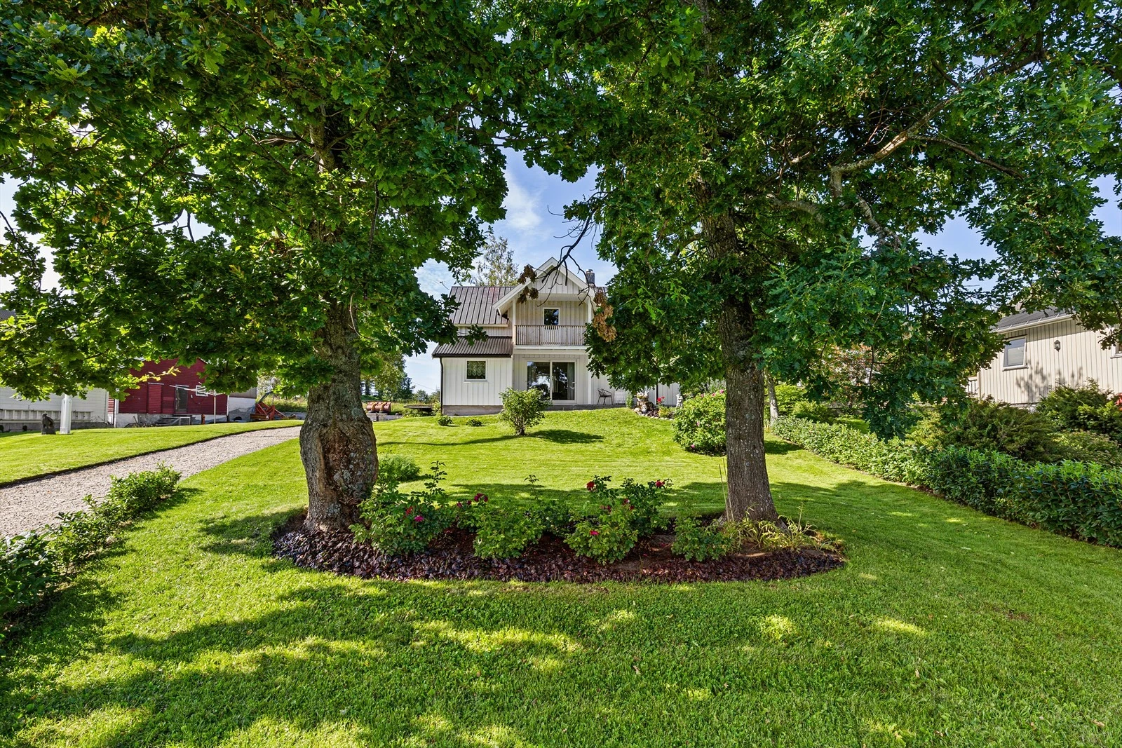 Velkommen til Meløysundveien 644, en innholdsrik enebolig med idyllisk beliggenhet. Galleribilde