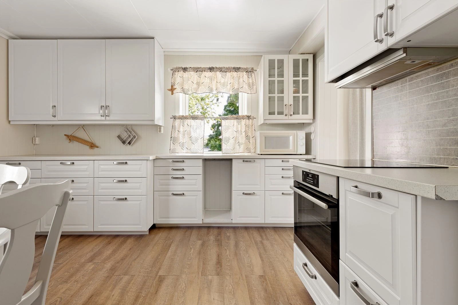 Innredningen var ny i 2021 og er i en klassisk stil som kler boligen godt. Galleribilde