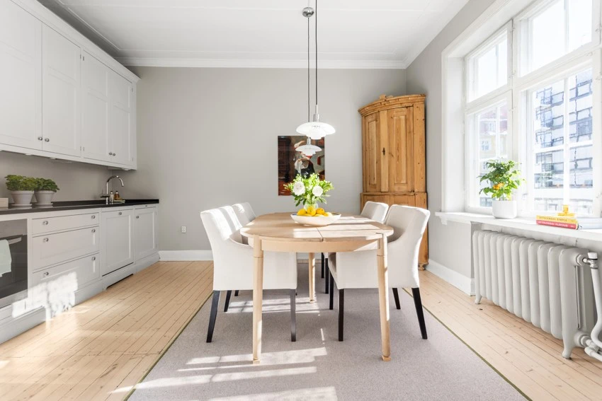 Videre inn til kjøkken med plass til spisebord. Galleribilde