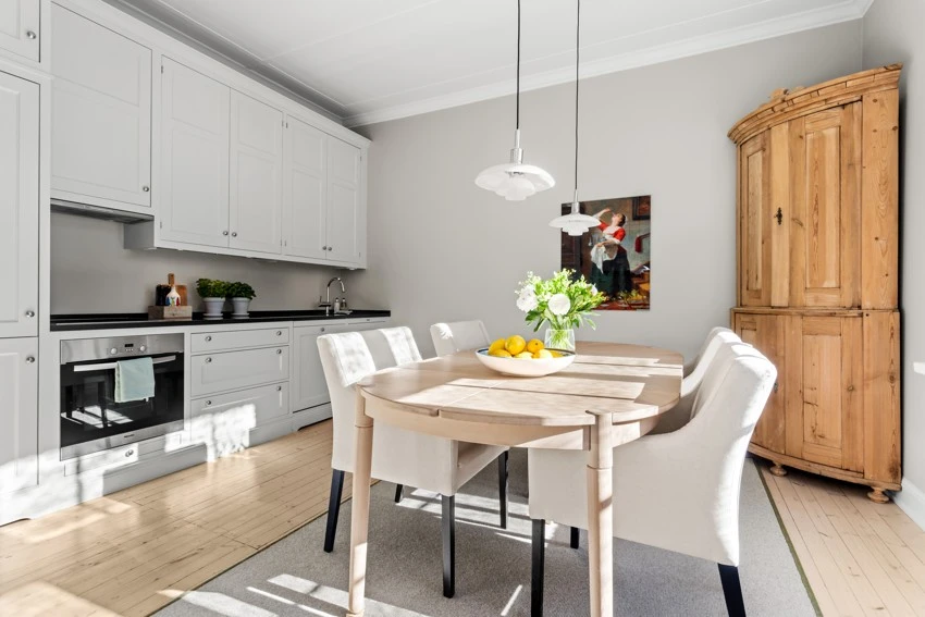 Kjøkkenet er fra Kvänum og her har du alt av hvitevarer. Galleribilde