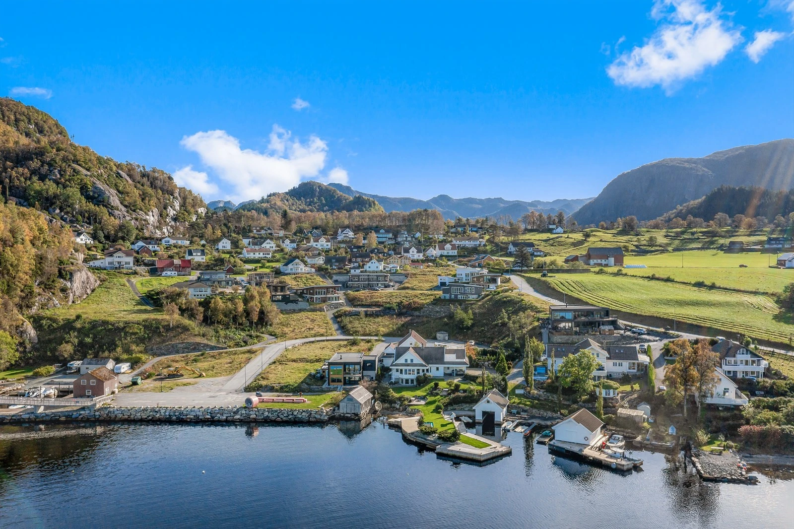 Velkommen til Bergevik Panorama, like i sjøkanten i populære Lysefjorden. Galleribilde