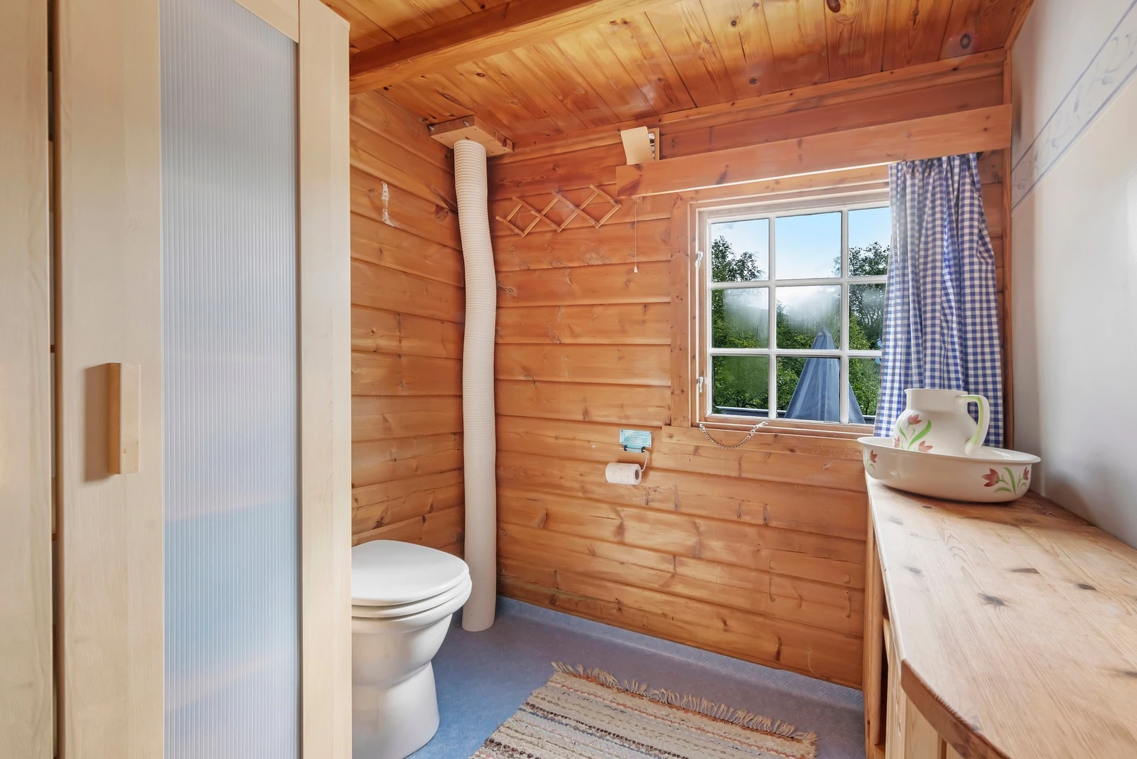 Toalettrom med snurredo Galleribilde