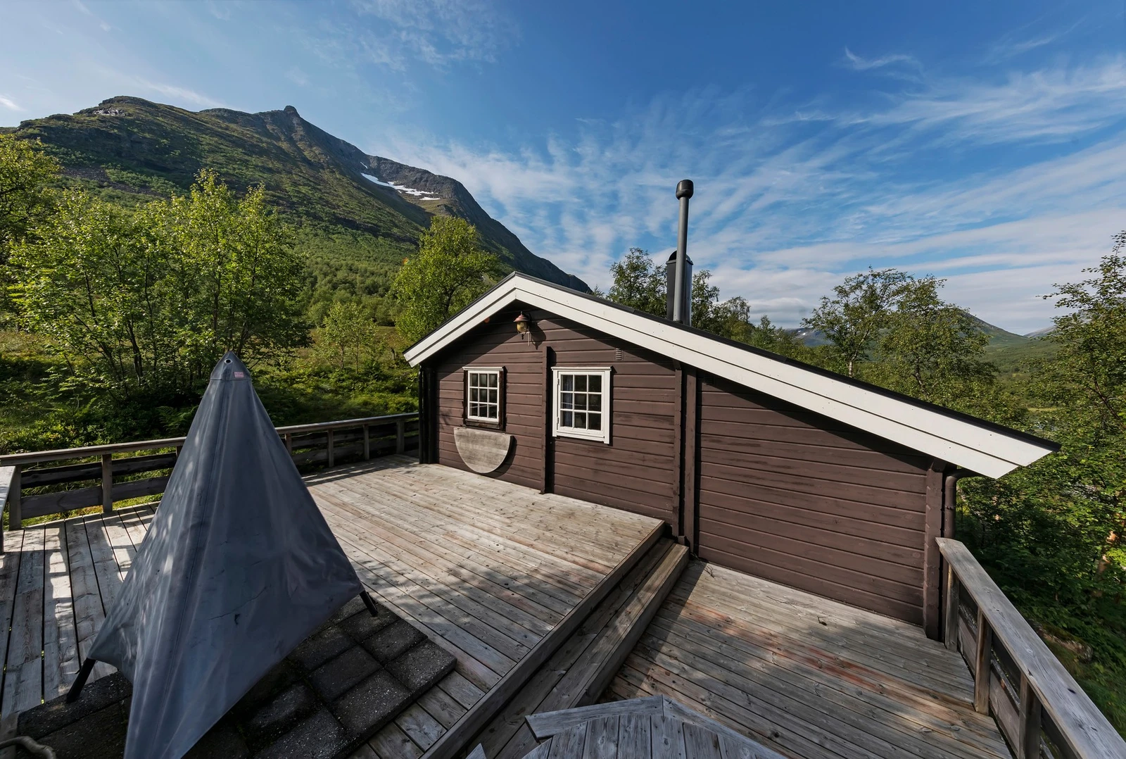 Stor terrasse rundt hele hytta Galleribilde