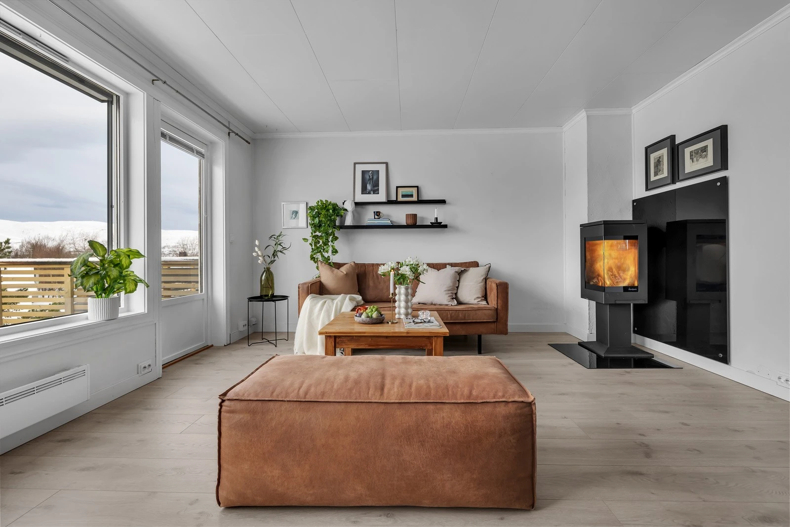 Fra stuen er det utgang til stor og solrik veranda Galleribilde