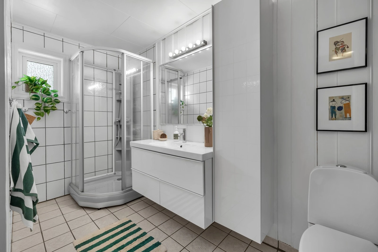 Badet i Nordavinden 37 er også plassert i boligens 1. etasje Galleribilde