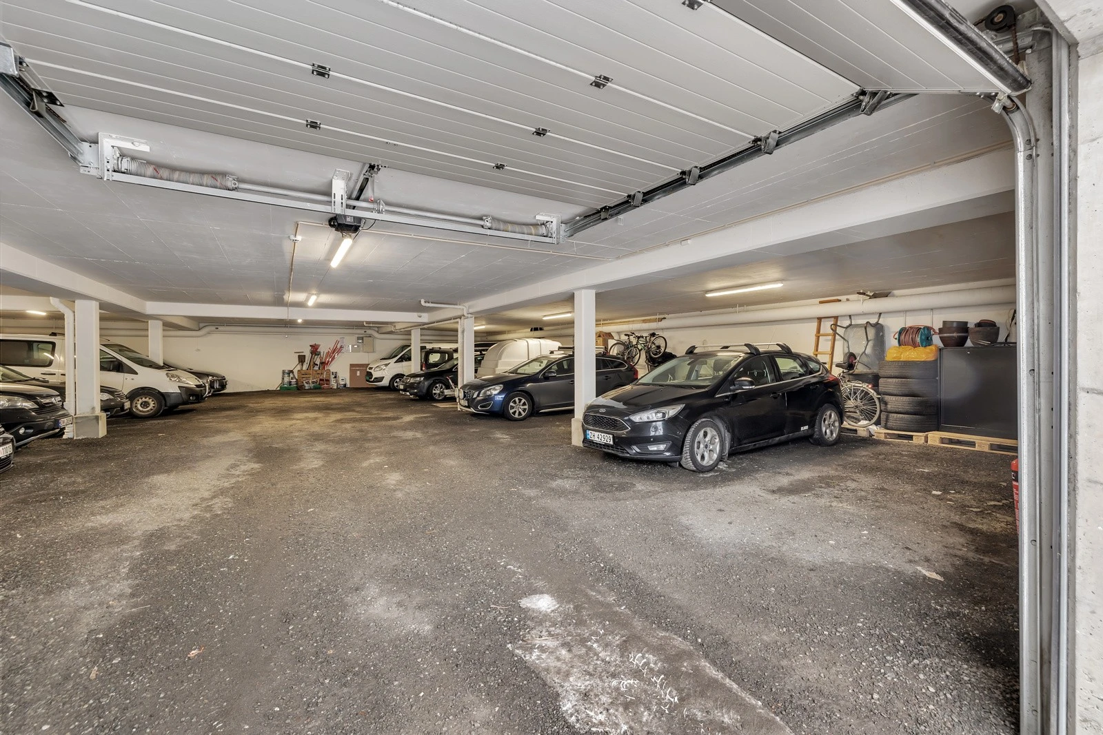 Boligen disponerer fast plass i garasjeanlegg vis-a-vis boligen Galleribilde