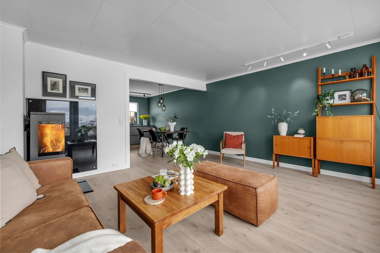 Dagligstuen er vestvendt og av fin størrelse Galleribilde