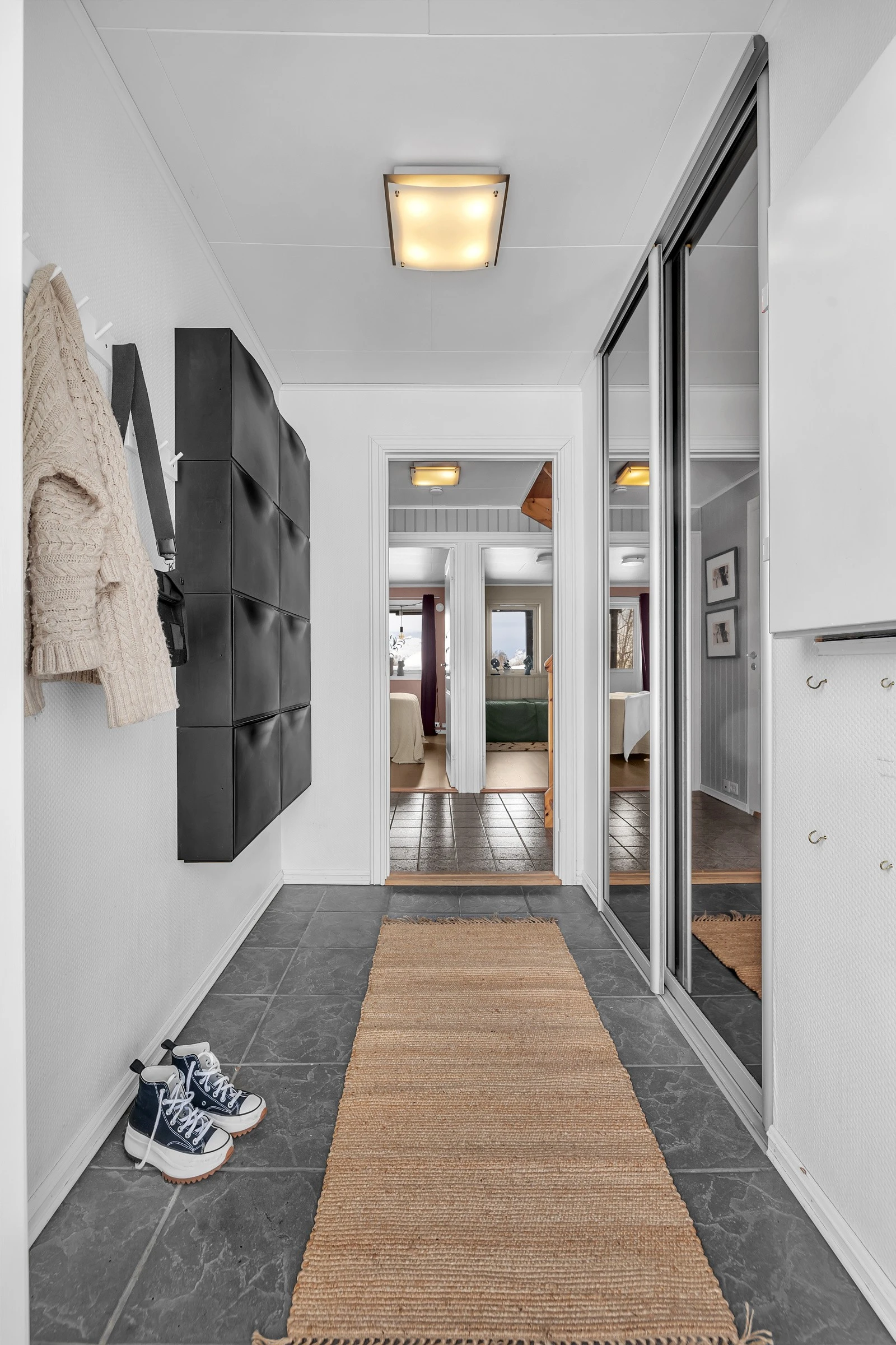 Velkommen inn! Det første som møter deg er dette praktisk og flislagte inngangspartiet Galleribilde