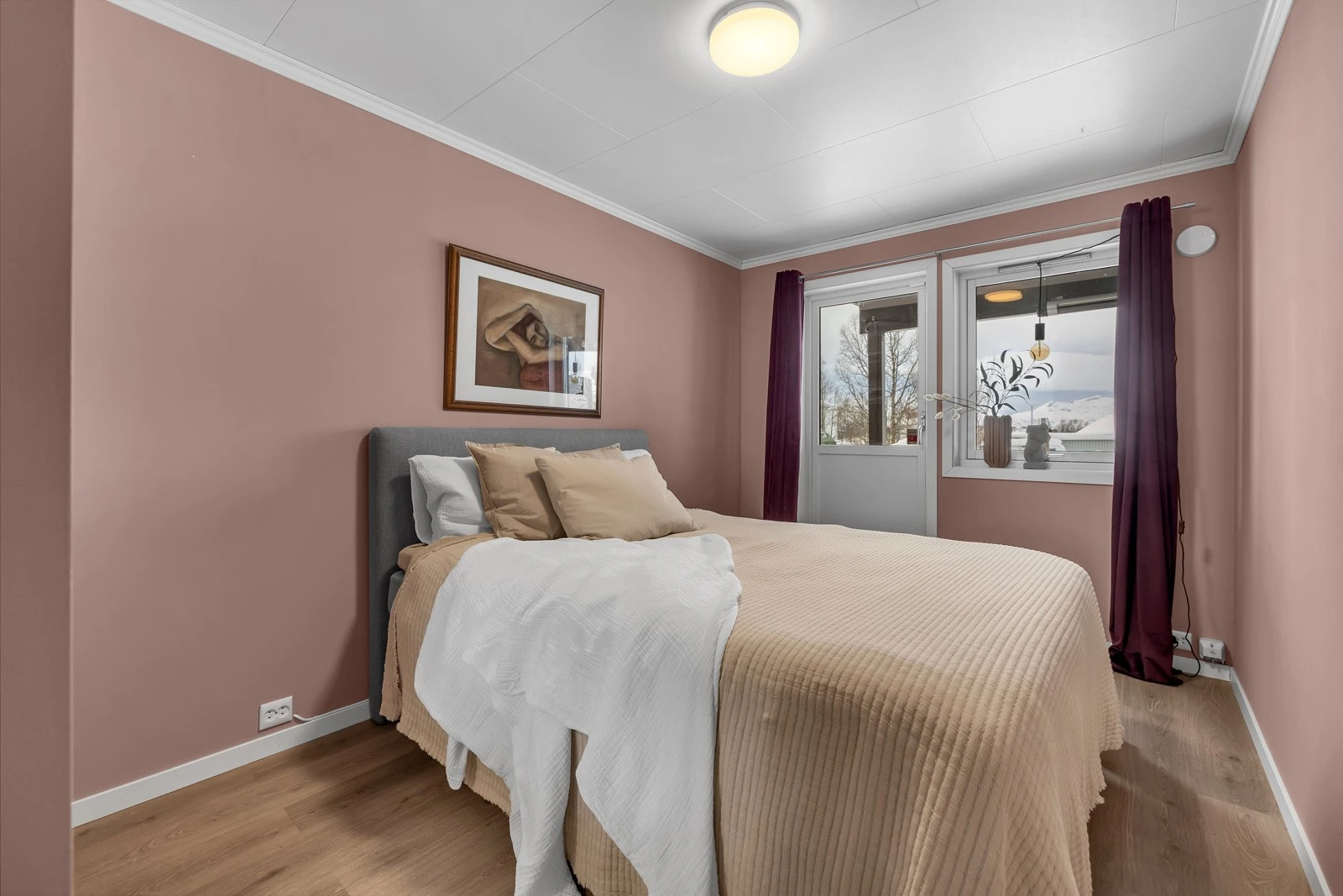 Soverom 1 er av fin størrelse med plass til både dobbeltseng og garderobe Galleribilde