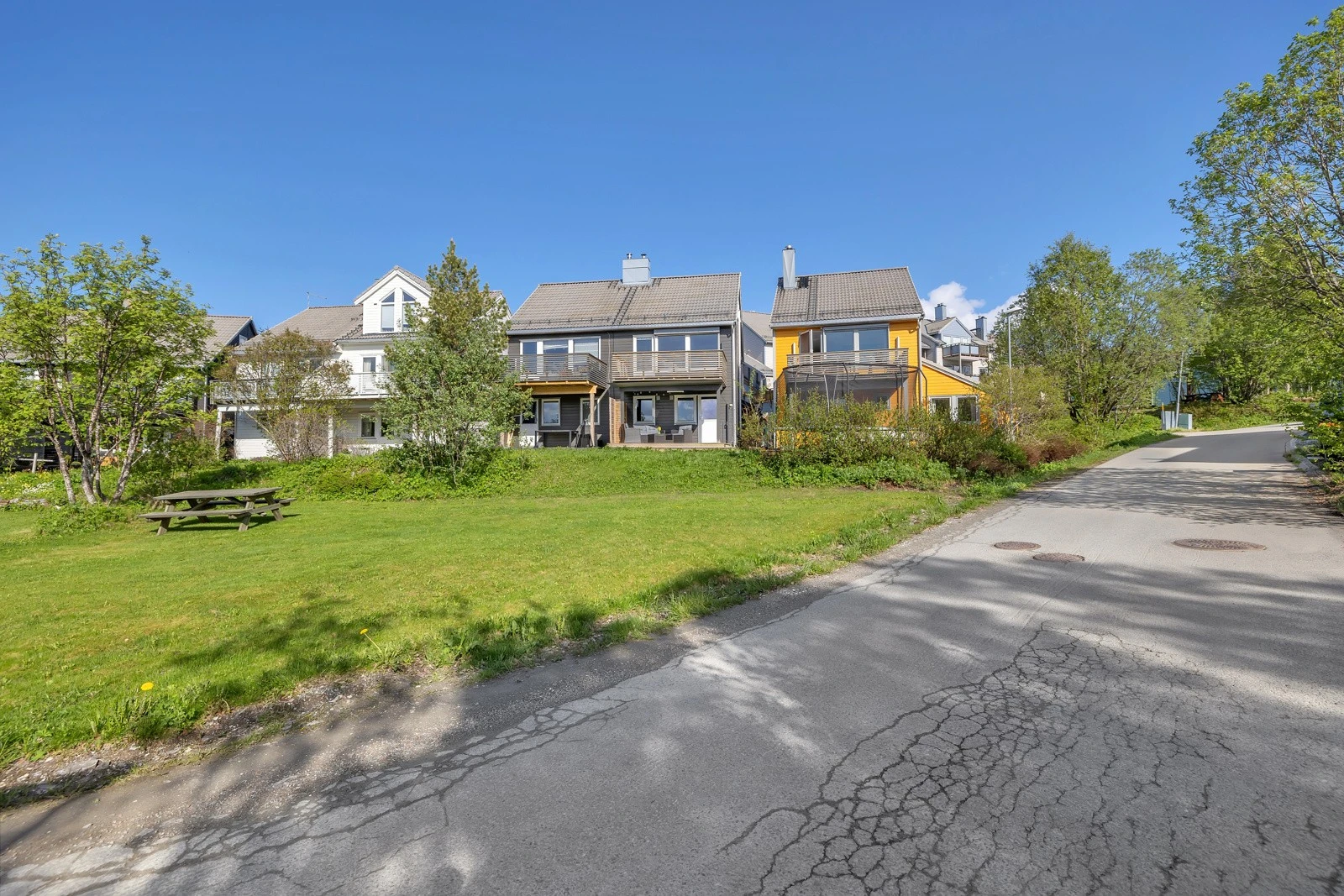 Eiendommen grenser mot felles eide og grønne fellesarealer Galleribilde