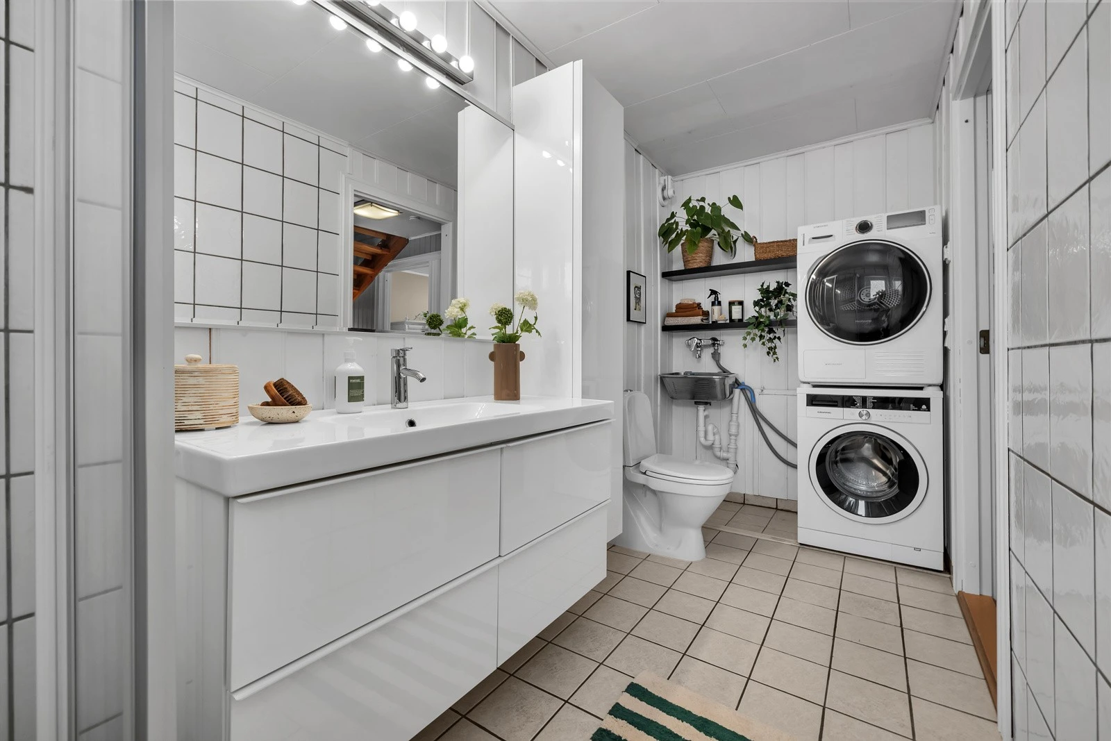 Praktisk bad med stor innredning, god lagringsplass, opplegg for vaskemaskin og tørketrommel m.m. Galleribilde