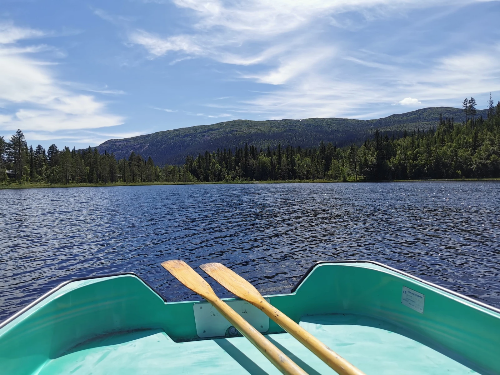 Ute på Killingtjern med robåten. Hva med en forfriskende dukkert eller et forsøk på fiskelykke? Flott utsikt opp mot Høgfjell fra båtripa. Galleribilde