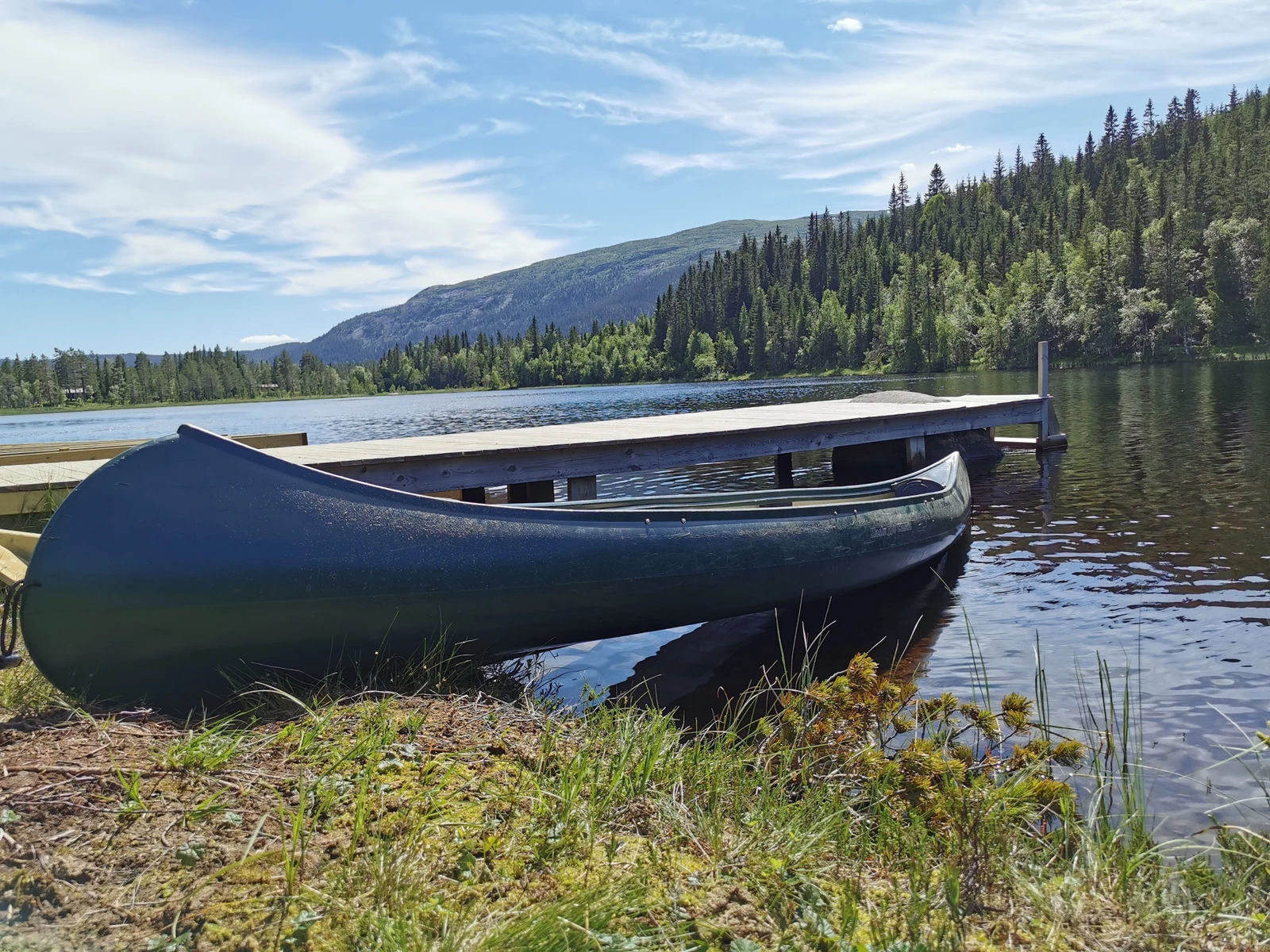 Brygge, robåt og kano. Det er idyllisk nede ved Killingtjern. Galleribilde