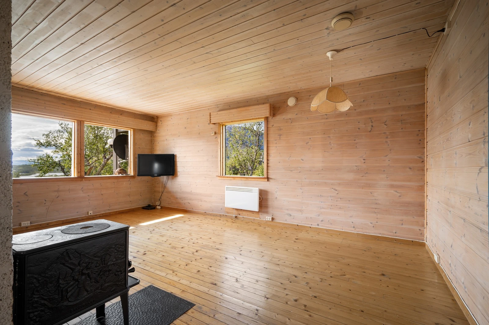 Godt med naturlig lys inn og plass for sofakrok og en liten spisestue Galleribilde