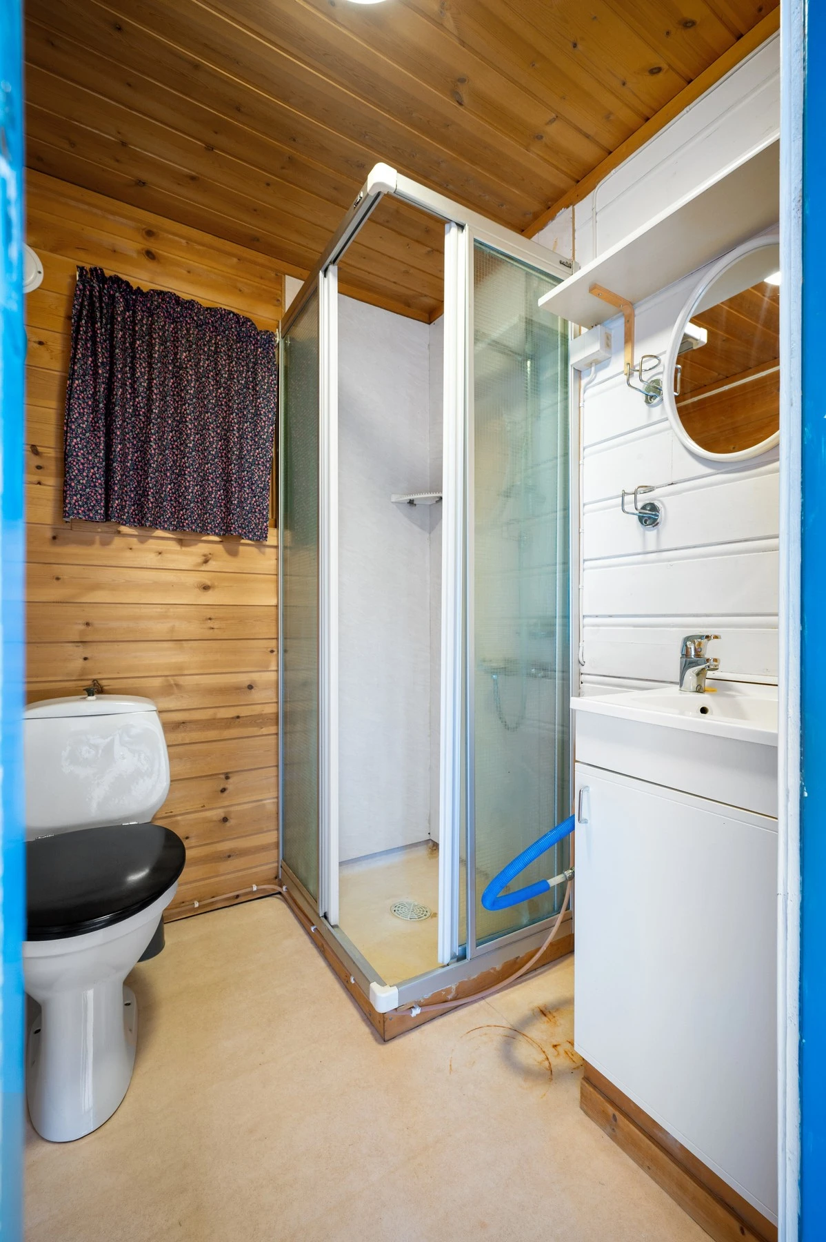 Bad med dusjkabinett, toalett, servant og skap Galleribilde