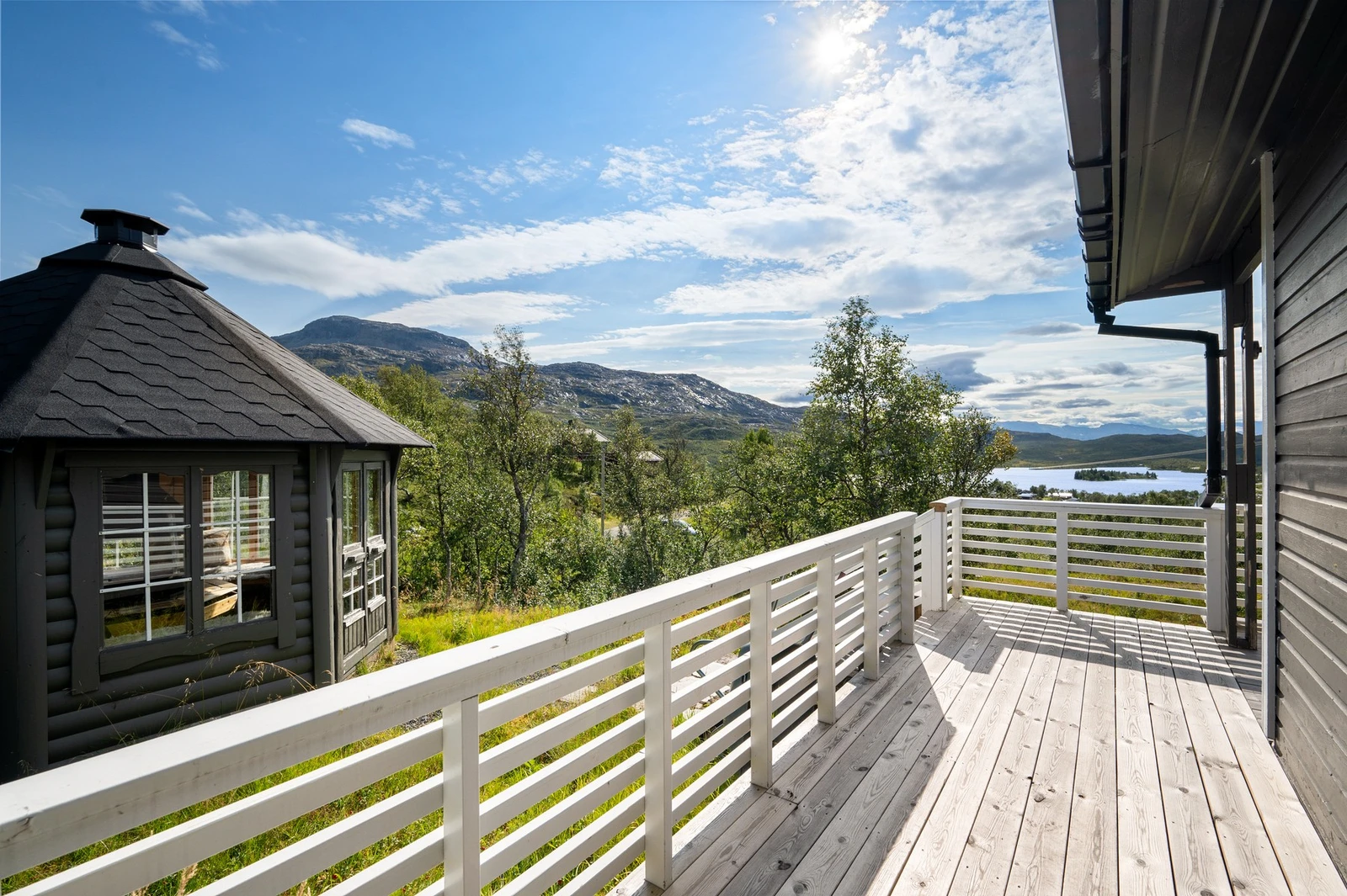 Eiendommen har også en flott grillhytte Galleribilde