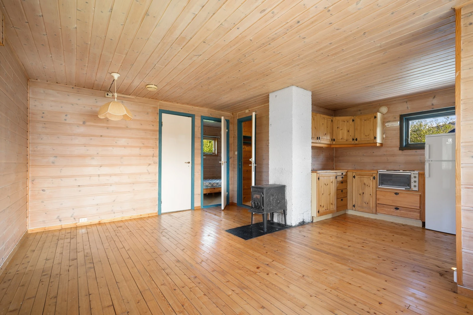 Åpen og sosial løsning mellom stue/kjøkken Galleribilde