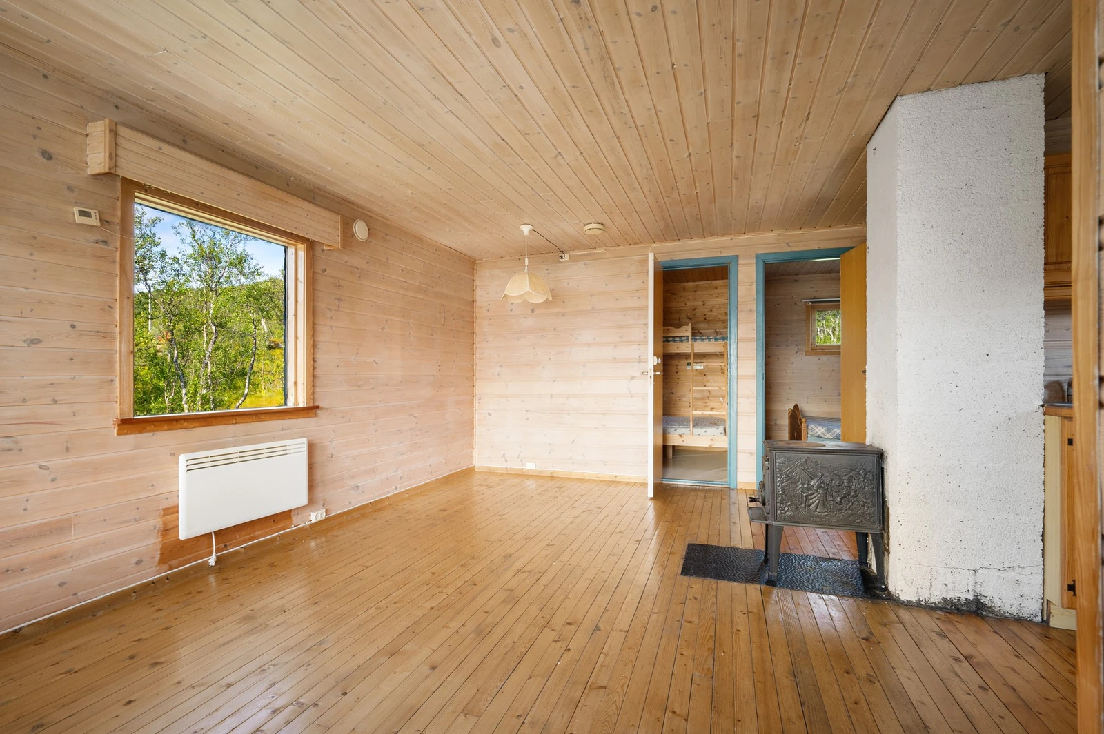 Vedovn montert i stuen som gir deg god varme på kjølige dager Galleribilde