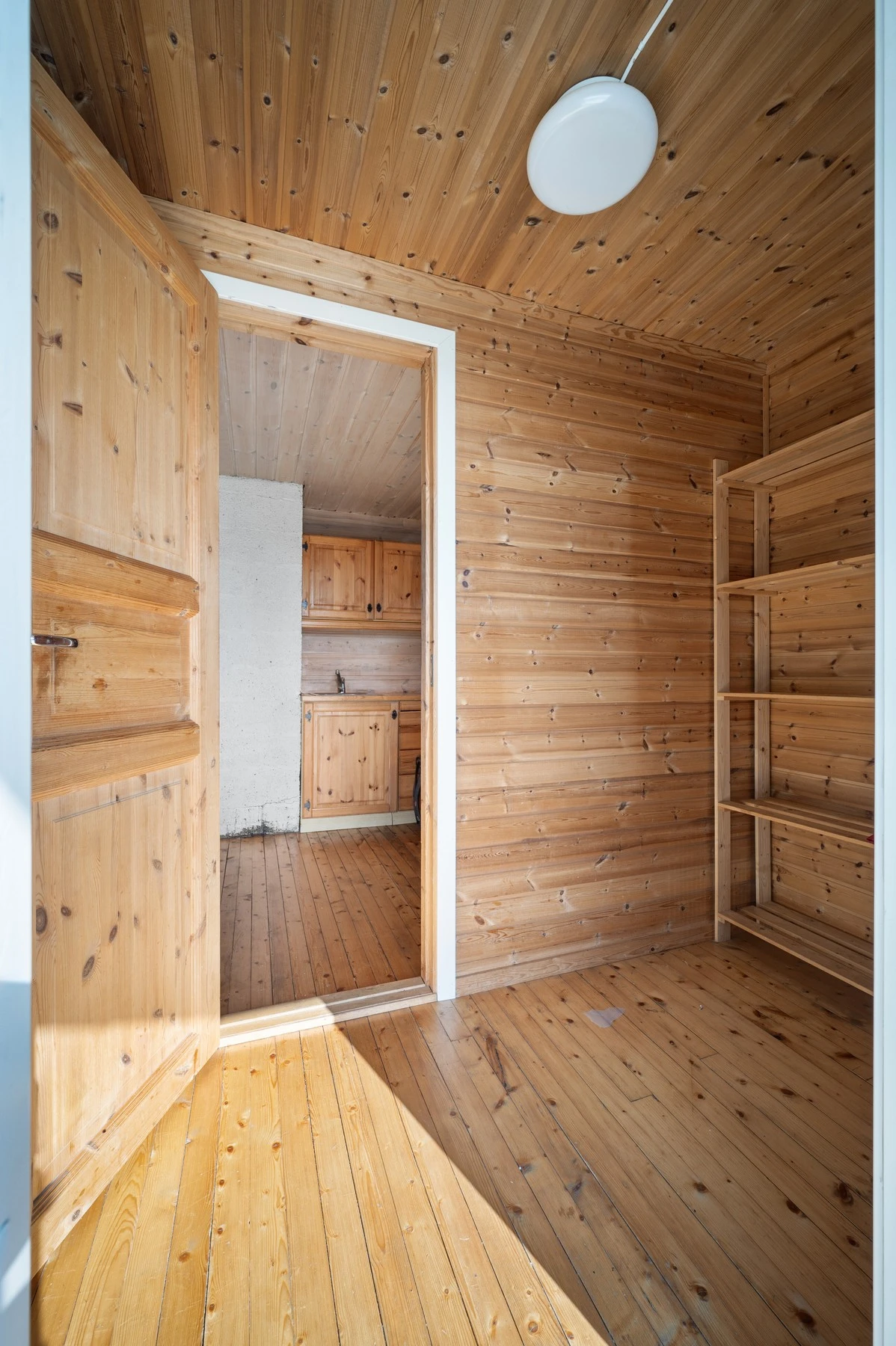 Entré med god plass til å henge fra seg yttertøy og sko Galleribilde